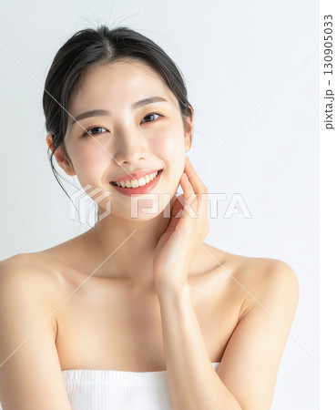 笑顔の若い女性 130905033