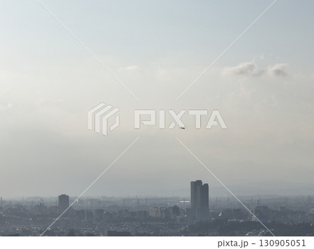 （鳥瞰）　夕暮れの街上空から調布飛行場に向けて着陸する小型旅客機 130905051