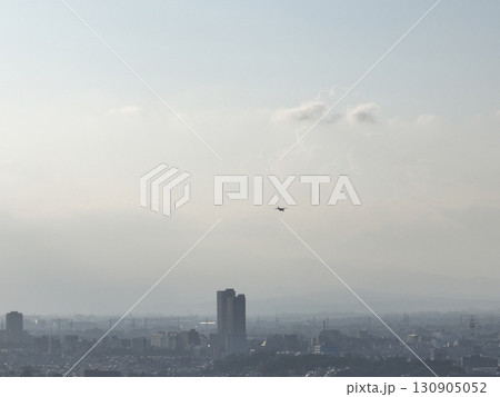 (鳥瞰) 夕暮れの街上空から調布飛行場に向けて着陸する小型旅客機 (鳥瞰) 夕暮れの街上空から調布飛行場に向けて着陸する小型旅客機 130905052