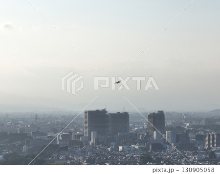 (鳥瞰) 夕暮れの街上空から調布飛行場に向けて着陸する小型旅客機 (鳥瞰) 夕暮れの街上空から調布飛行場に向けて着陸する小型旅客機 130905058