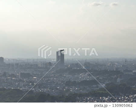 （鳥瞰）　夕暮れの街上空から調布飛行場に向けて着陸する小型旅客機 130905062
