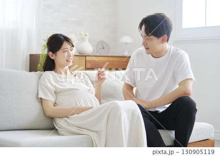 夫婦喧嘩　妊娠中に夫を叱る妻 130905119