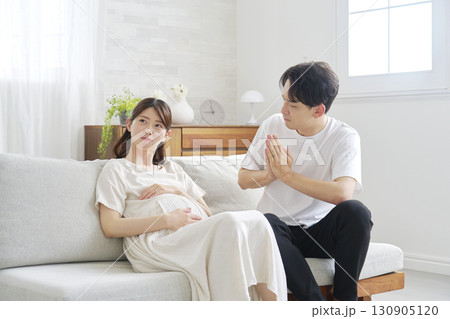 夫婦喧嘩　妊娠中の妻に謝る夫 130905120