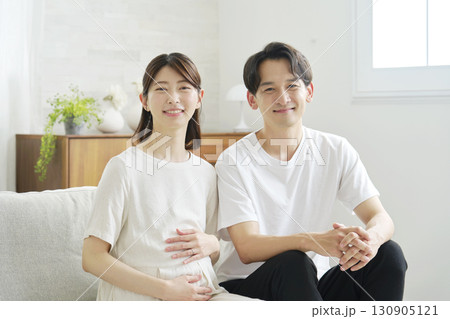 20代夫婦　妊婦の妻　ポートレート　自宅　カメラ目線 130905121