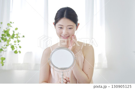 女性　美容　顔のスキンケア　自宅 130905125