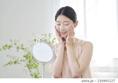 女性 美容 顔のスキンケア 自宅 女性 美容 顔のスキンケア 自宅 130905127