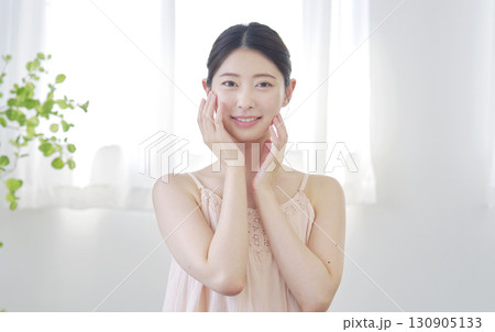 女性 美容 スキンケア カメラ目線 自宅 女性 美容 スキンケア カメラ目線 自宅 130905133