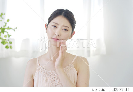 女性 美容 顔の肌トラブル カメラ目線 自宅 女性 美容 顔の肌トラブル カメラ目線 自宅 130905136