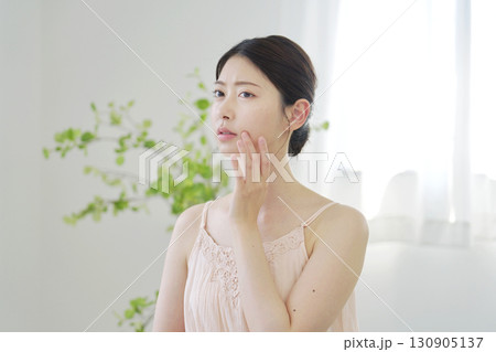 女性 美容 顔の肌トラブル 自宅 女性 美容 顔の肌トラブル 自宅 130905137