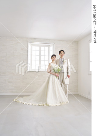 花嫁と花婿　笑顔　ポートレート 130905144