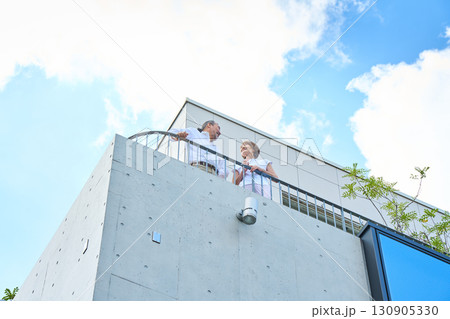ベランダに立つ熟年夫婦 資産家 ベランダに立つ熟年夫婦 資産家 130905330