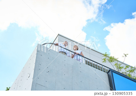 ベランダに立つ熟年夫婦 資産家 ベランダに立つ熟年夫婦 資産家 130905335