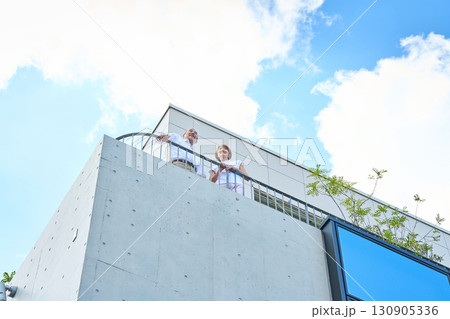 ベランダに立つ熟年夫婦　資産家 130905336