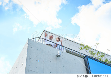 ベランダに立つ熟年夫婦 資産家 ベランダに立つ熟年夫婦 資産家 130905344