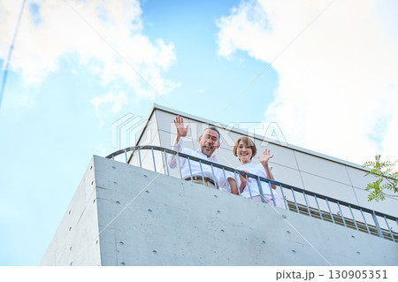 ベランダに立つ熟年夫婦　資産家 130905351