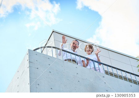 ベランダに立つ熟年夫婦　資産家 130905353