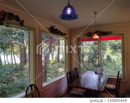 おしゃれなカフェ　窓から見える緑の風景 130905444