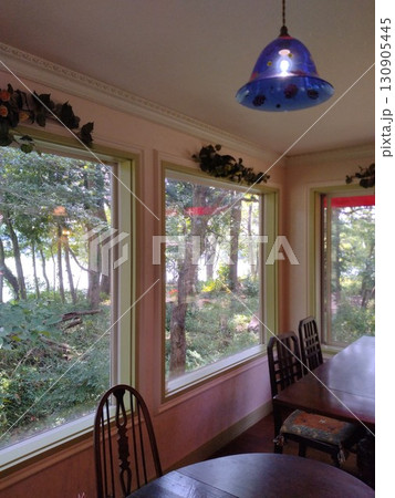 おしゃれなカフェ 窓から見える緑の風景 おしゃれなカフェ 窓から見える緑の風景 130905445