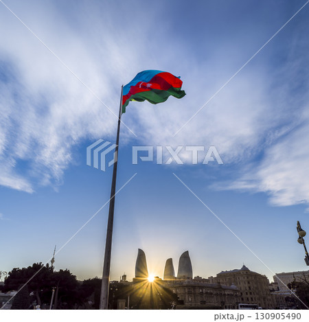 アゼルバイジャン国旗とフレイムタワー・夕景 / Baku, Azerbaijan 130905490