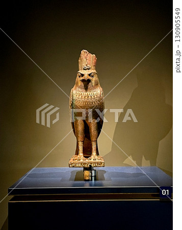 ギザ・大エジプト博物館に展示の古代ホルス神像 130905549