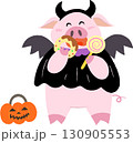 ハロウィン　お菓子を食べる仮装したブタ　笑顔 130905553