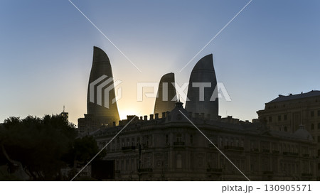 バクーの高台に聳えるフレイムタワーのシルエット・夕景 / Baku, Azerbaijan 130905571