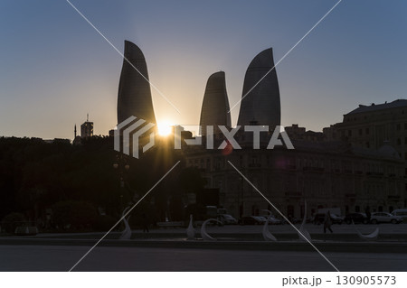 バクー・フレイムタワーのシルエット 夕景 / Baku, Azerbaijan バクー・フレイムタワーのシルエット 夕景 / Baku, Azerbaijan 130905573