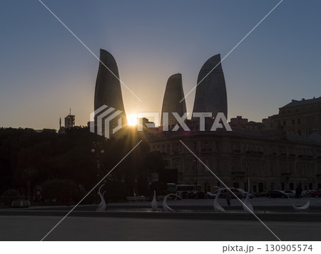 アゼルバイジャン・バクー 夕陽とフレイムタワーのシルエット / Baku, Azerbaijan 130905574