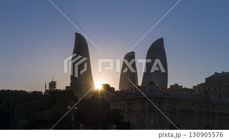 バクー・夕日に映えるフレイムタワーのシルエット / Baku, Azerbaijan 130905576