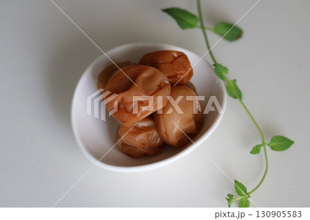 梅干し　ハーブの葉　健康 130905583