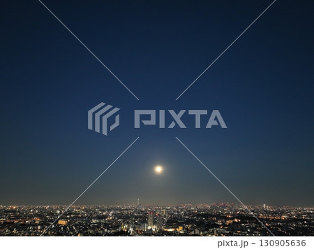 (鳥瞰) 都会に昇る秋の満月 (鳥瞰) 都会に昇る秋の満月 130905636