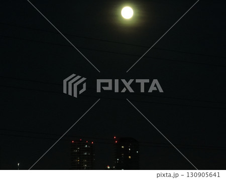 （鳥瞰）　都会に昇る秋の満月 130905641