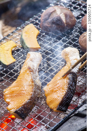 焼き鮭 秋鮭の炭焼き 秋の食材 焼き鮭 秋鮭の炭焼き 秋の食材 130905714