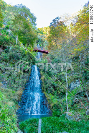 岐阜県八百津町　剣豪宮本武蔵が修行したと言われる伝説がある秋の五宝滝 130905740