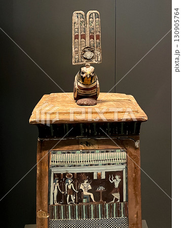 ギザ・大エジプト博物館に展示の古代ホルス神像 ギザ・大エジプト博物館に展示の古代ホルス神像 130905764