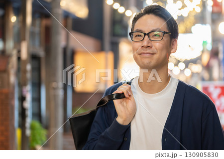 飲食店街を歩く男性 飲食店街を歩く男性 130905830