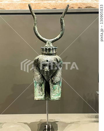 ギザ・大エジプト博物館に展示の古代ハトホル神像 130905833