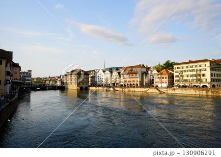 チューリッヒを流れるリマト川と美しい街並み スイス観光の絶景都市風景 130906291