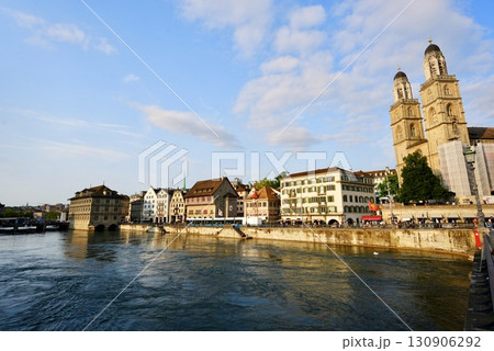 チューリッヒを流れるリマト川と美しい街並み スイス観光の絶景都市風景 チューリッヒを流れるリマト川と美しい街並み スイス観光の絶景都市風景 130906292