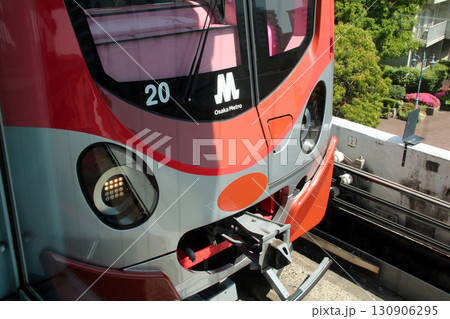 大阪南港を走るニュートラムの車両 130906295
