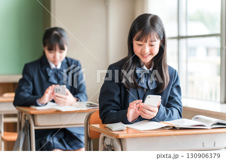 学校の教室でスマホを使ってオンライン授業を受ける小学生・中学生・高校生(ICT教育) 学校の教室でスマホを使ってオンライン授業を受ける小学生・中学生・高校生(ICT教育) 130906379
