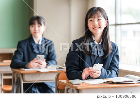 学校の教室でスマホを使ってオンライン授業を受ける小学生・中学生・高校生(ICT教育) 学校の教室でスマホを使ってオンライン授業を受ける小学生・中学生・高校生(ICT教育) 130906380