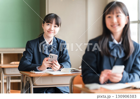 学校の教室でスマホを使ってオンライン授業を受ける小学生・中学生・高校生(ICT教育) 学校の教室でスマホを使ってオンライン授業を受ける小学生・中学生・高校生(ICT教育) 130906383