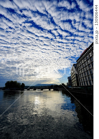 ジュネーブのレマン湖と鱗雲の空 美しい自然と絶景のスイス風景 ジュネーブのレマン湖と鱗雲の空 美しい自然と絶景のスイス風景 130906444
