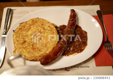 スイス名物ソーセージ料理 ジューシーで香ばしい伝統グルメ 130906451