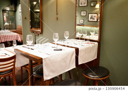 チューリッヒの美しいレストラン内装 高級感あふれるスイスのグルメ空間 チューリッヒの美しいレストラン内装 高級感あふれるスイスのグルメ空間 130906454