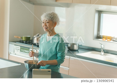 高齢女性の自炊 高齢女性の自炊 130906541