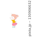 何かに手を伸ばす女の子 130906632