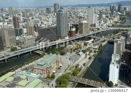 水の都大阪、行政・経済・文化施設が集中する、水と緑豊かな中之島の眺望 水の都大阪、行政・経済・文化施設が集中する、水と緑豊かな中之島の眺望 130906817