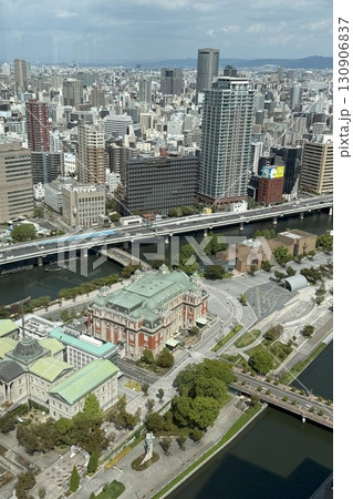 水の都大阪、行政・経済・文化施設が集中する、水と緑豊かな中之島の眺望 130906837